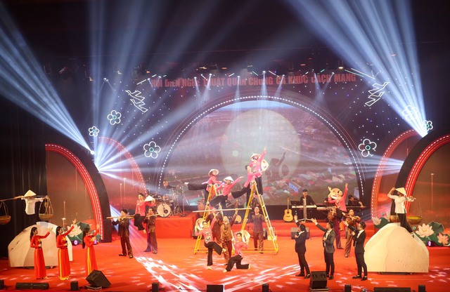 Người dân hào hứng với Hội diễn nghệ thuật quần chúng ca khúc mạng 2023 - Ảnh 1.