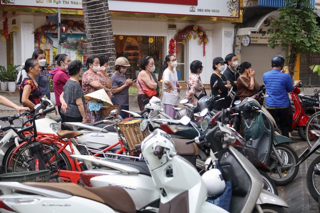 Tết Hàn thực, người dân Hà Nội xếp hàng dài từ sáng sớm chờ mua bánh trôi, bánh chay  - Ảnh 4.