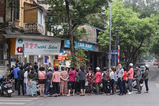 Tết Hàn thực, người dân Hà Nội xếp hàng dài từ sáng sớm chờ mua bánh trôi, bánh chay  - Ảnh 2.