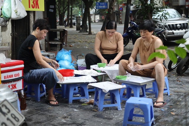 Tết Hàn thực, người dân Hà Nội xếp hàng dài từ sáng sớm chờ mua bánh trôi, bánh chay  - Ảnh 10.