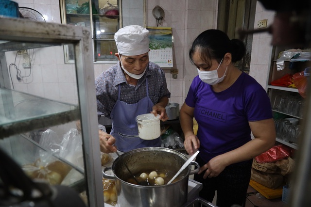 Tết Hàn thực, người dân Hà Nội xếp hàng dài từ sáng sớm chờ mua bánh trôi, bánh chay  - Ảnh 7.