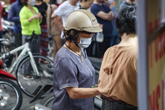 Tết Hàn thực, người dân Hà Nội xếp hàng dài từ sáng sớm chờ mua bánh trôi, bánh chay  - Ảnh 6.