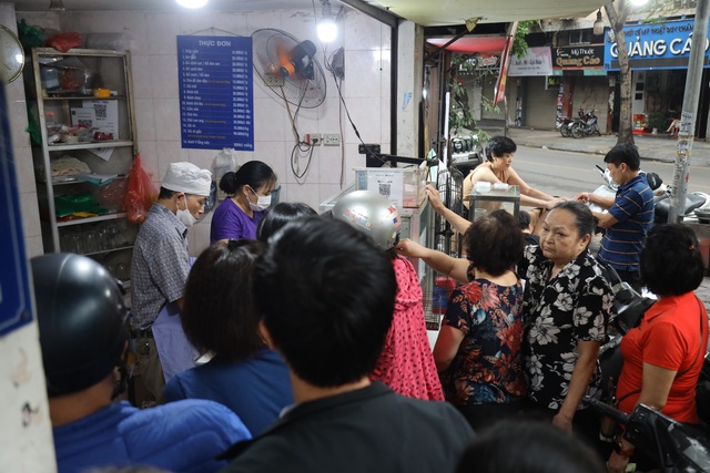 Tết Hàn thực, người dân Hà Nội xếp hàng dài từ sáng sớm chờ mua bánh trôi, bánh chay  - Ảnh 12.