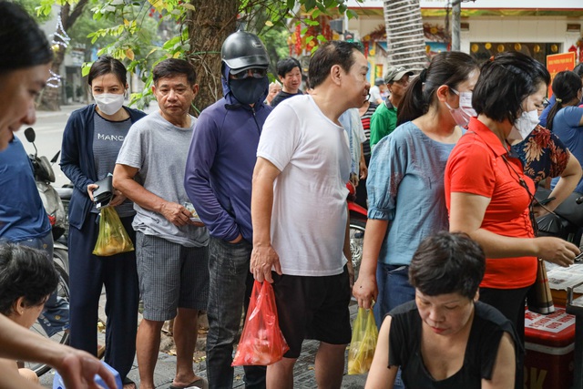 Tết Hàn thực, người dân Hà Nội xếp hàng dài từ sáng sớm chờ mua bánh trôi, bánh chay  - Ảnh 3.