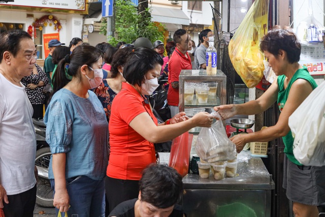 Tết Hàn thực, người dân Hà Nội xếp hàng dài từ sáng sớm chờ mua bánh trôi, bánh chay  - Ảnh 9.