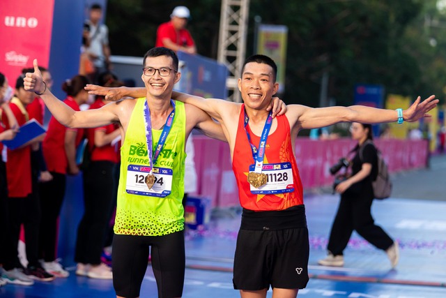 Giải chạy quy tụ dàn runners “chất như nước cất”: toàn trai xinh gái đẹp, hội U70 cũng chẳng kém cạnh, nổi bật nhất là thủy thủ mặt trăng - Ảnh 12.