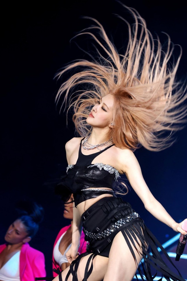 Rosé (BLACKPINK) hai lần toả sáng cùng “mái tóc gió” trên sân khấu Coachella, 2019 mãi mãi là huyền thoại! - Ảnh 4.