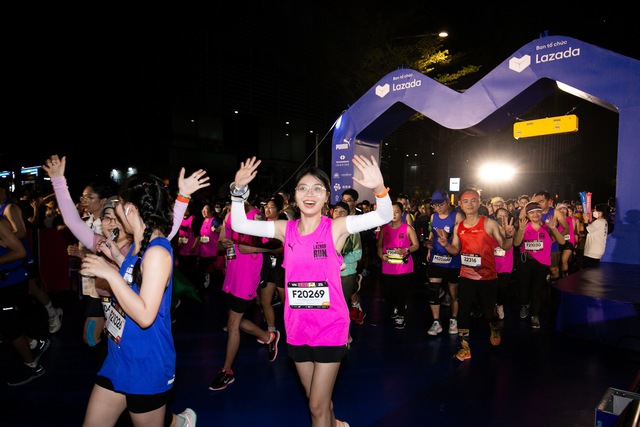 Giải chạy quy tụ dàn runners “chất như nước cất”: toàn trai xinh gái đẹp, hội U70 cũng chẳng kém cạnh, nổi bật nhất là thủy thủ mặt trăng - Ảnh 4.