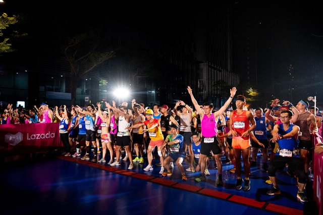 Giải chạy quy tụ dàn runners “chất như nước cất”: toàn trai xinh gái đẹp, hội U70 cũng chẳng kém cạnh, nổi bật nhất là thủy thủ mặt trăng - Ảnh 1.