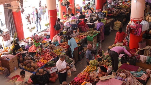 Bất ngờ khu chợ lớn nhất thế giới chỉ dành cho phụ nữ - Ảnh 1.