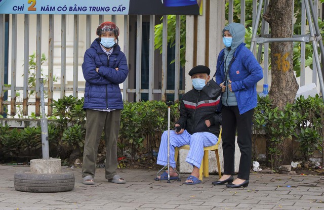 Người dân Hà Nội thích thú đón đợt &quot;rét nàng Bân&quot; cuối cùng - Ảnh 9.