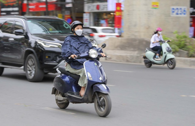 Người dân Hà Nội thích thú đón đợt &quot;rét nàng Bân&quot; cuối cùng - Ảnh 12.