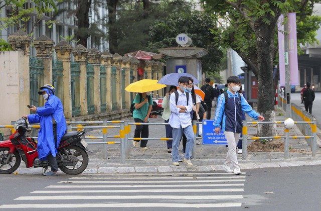 Người dân Hà Nội thích thú đón đợt &quot;rét nàng Bân&quot; cuối cùng - Ảnh 3.