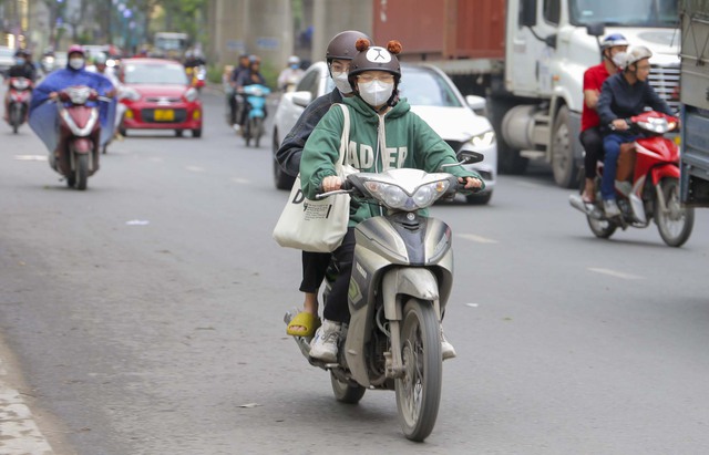 Người dân Hà Nội thích thú đón đợt &quot;rét nàng Bân&quot; cuối cùng - Ảnh 2.