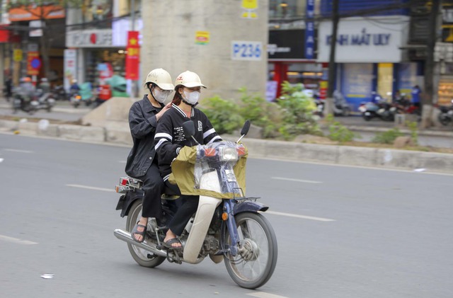 Người dân Hà Nội thích thú đón đợt &quot;rét nàng Bân&quot; cuối cùng - Ảnh 7.