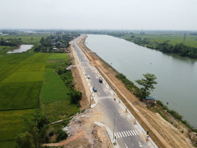 Cận cảnh tuyến đường ven sông hơn 745 tỉ đồng vừa khánh thành ở Đà Nẵng - Ảnh 2.