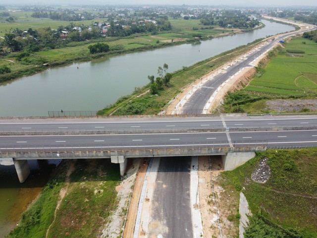 Cận cảnh tuyến đường ven sông hơn 745 tỉ đồng vừa khánh thành ở Đà Nẵng - Ảnh 4.