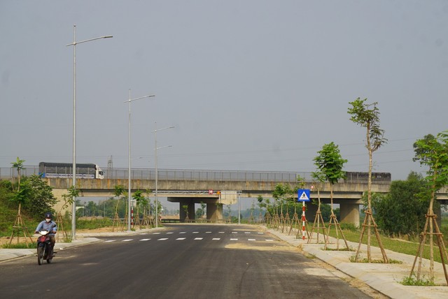 Cận cảnh tuyến đường ven sông hơn 745 tỉ đồng vừa khánh thành ở Đà Nẵng - Ảnh 6.