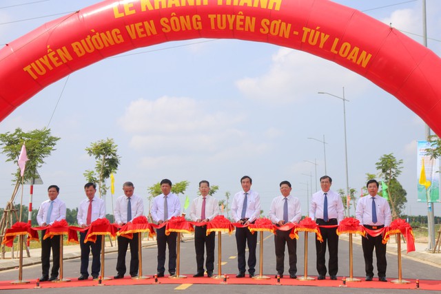 Cận cảnh tuyến đường ven sông hơn 745 tỉ đồng vừa khánh thành ở Đà Nẵng - Ảnh 1.