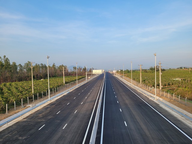 Chính thức thông xe cao tốc Phan Thiết - Dầu Giây, người dân TP.HCM đi du lịch chỉ 2,5 giờ lái xe  - Ảnh 1.