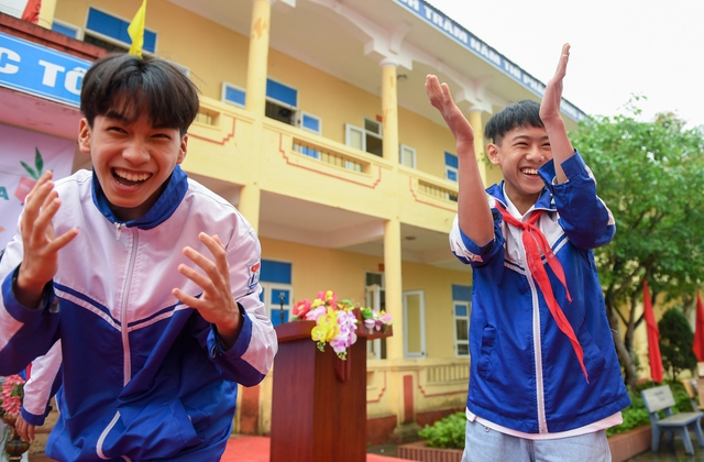 Học sinh Phú Thọ ào lên sân khấu, thi tâng bóng, oẳn tù tì để nhận sách có chữ ký cầu thủ Hà Đức Chinh - Ảnh 5.