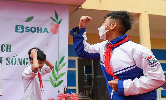 Học sinh Phú Thọ ào lên sân khấu, thi tâng bóng, oẳn tù tì để nhận sách có chữ ký cầu thủ Hà Đức Chinh - Ảnh 6.