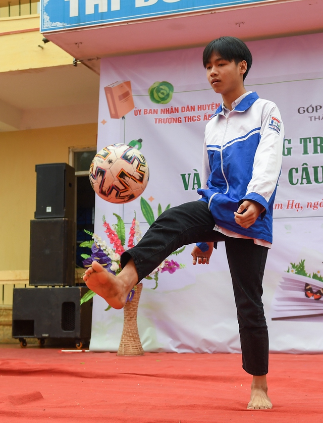 Học sinh Phú Thọ ào lên sân khấu, thi tâng bóng, oẳn tù tì để nhận sách có chữ ký cầu thủ Hà Đức Chinh - Ảnh 7.