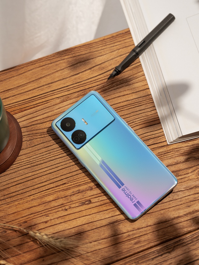 Sau Xiaomi, tới lượt realme ra mắt điện thoại RAM 16GB, bộ nhớ 1TB kèm sạc nhanh 100W, giá chỉ hơn 9 triệu đồng - Ảnh 2.