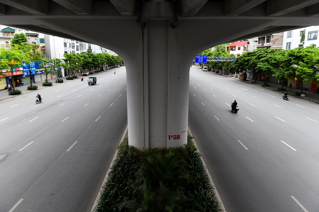 Chùm ảnh: Đường phố Hà Nội thông thoáng, người dân đi lại thuận lợi trong sáng 30/4 - Ảnh 1.
