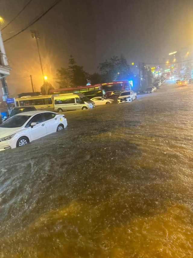 Clip: Ô tô bì bõm trong 'biển nước' ở Sapa, đường phố ngập nặng sau cơn mưa lớn - Ảnh 2.