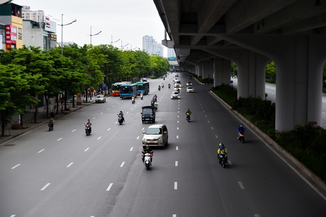 Chùm ảnh: Đường phố Hà Nội thông thoáng, người dân đi lại thuận lợi trong sáng 30/4 - Ảnh 2.