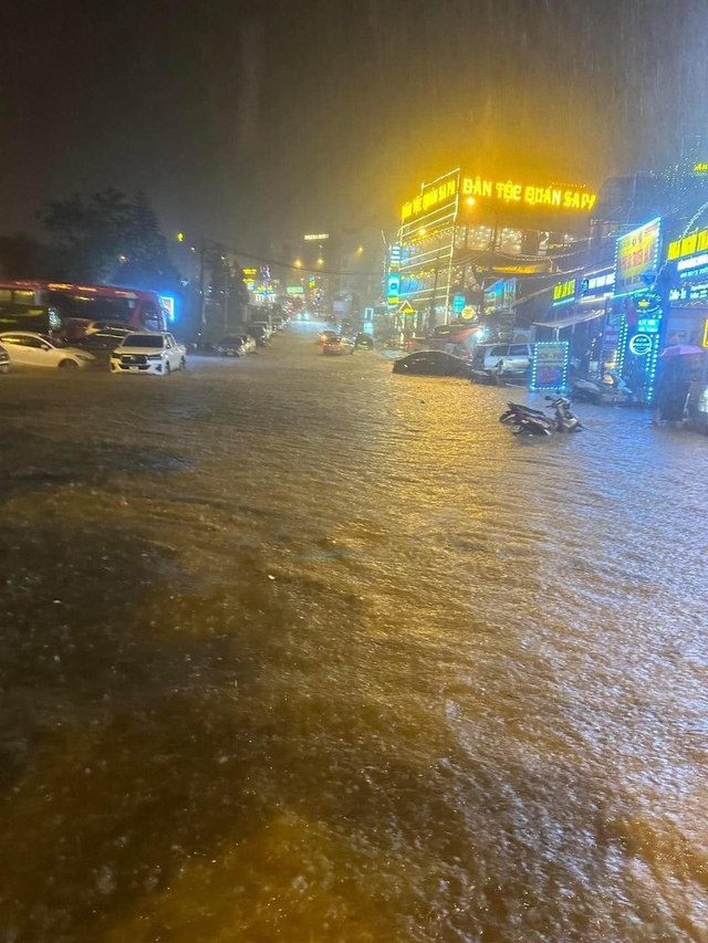 Clip: Ô tô bì bõm trong 'biển nước' ở Sapa, đường phố ngập nặng sau cơn mưa lớn - Ảnh 1.