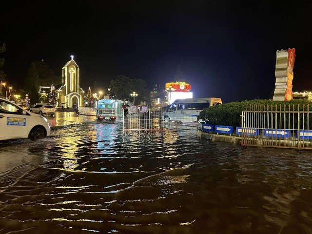 Clip: Ô tô bì bõm trong 'biển nước' ở Sapa, đường phố ngập nặng sau cơn mưa lớn - Ảnh 4.
