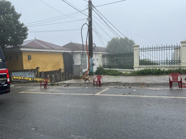 Clip: Ô tô bì bõm trong 'biển nước' ở Sapa, đường phố ngập nặng sau cơn mưa lớn - Ảnh 6.