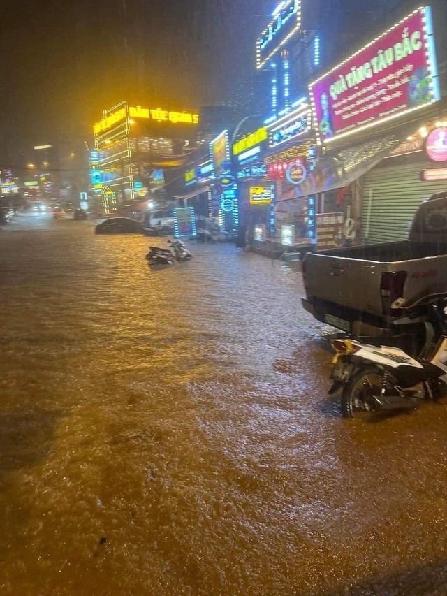 Clip: Ô tô bì bõm trong 'biển nước' ở Sapa, đường phố ngập nặng sau cơn mưa lớn - Ảnh 5.