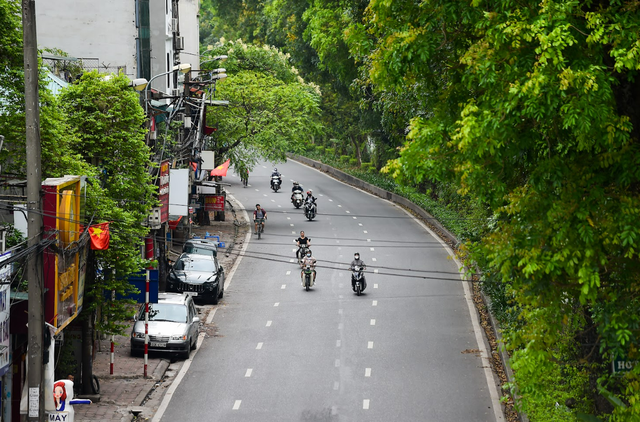 Chùm ảnh: Đường phố Hà Nội thông thoáng, người dân đi lại thuận lợi trong sáng 30/4 - Ảnh 9.