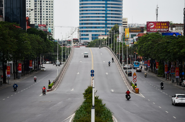 Chùm ảnh: Đường phố Hà Nội thông thoáng, người dân đi lại thuận lợi trong sáng 30/4 - Ảnh 11.