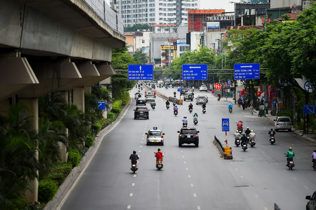 Chùm ảnh: Đường phố Hà Nội thông thoáng, người dân đi lại thuận lợi trong sáng 30/4 - Ảnh 12.