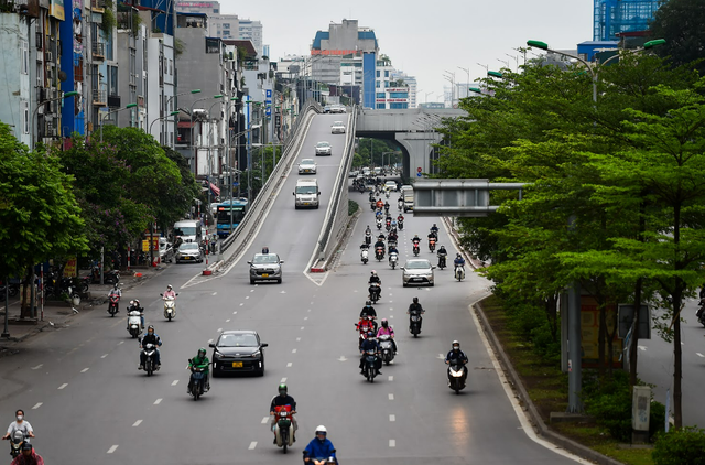 Chùm ảnh: Đường phố Hà Nội thông thoáng, người dân đi lại thuận lợi trong sáng 30/4 - Ảnh 13.