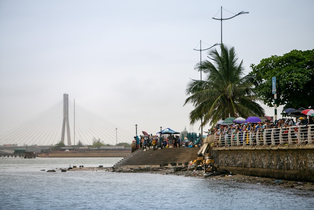 Sôi nỗi lễ hội đua thuyền truyền thống trên sông Nhật Lệ - Ảnh 4.
