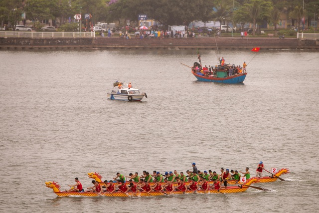 Sôi nỗi lễ hội đua thuyền truyền thống trên sông Nhật Lệ - Ảnh 2.