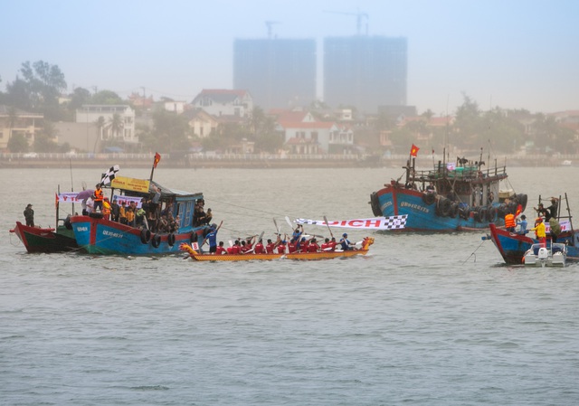 Sôi nỗi lễ hội đua thuyền truyền thống trên sông Nhật Lệ - Ảnh 8.