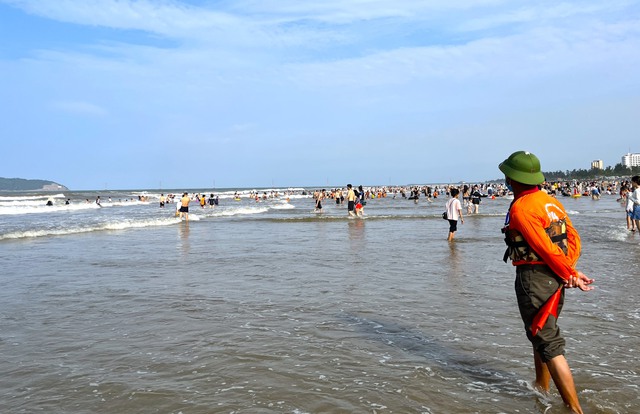 Bất chấp biển động, cả nghìn du khách vẫn nhảy trên sóng biển Cửa Lò tìm cảm giác mạnh - Ảnh 2.