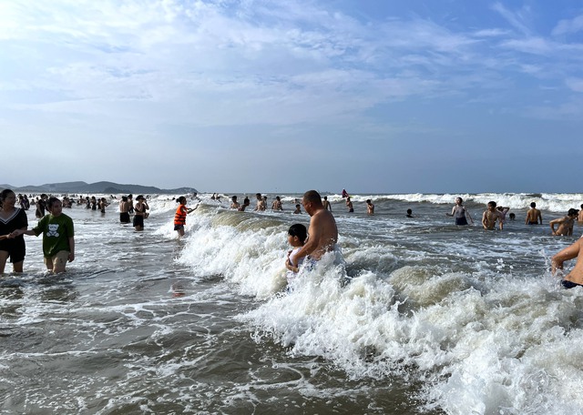 Bất chấp biển động, cả nghìn du khách vẫn nhảy trên sóng biển Cửa Lò tìm cảm giác mạnh - Ảnh 9.