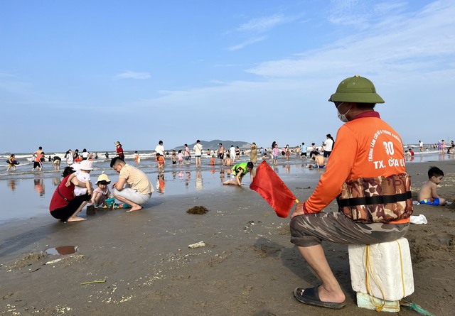 Bất chấp biển động, cả nghìn du khách vẫn nhảy trên sóng biển Cửa Lò tìm cảm giác mạnh - Ảnh 11.