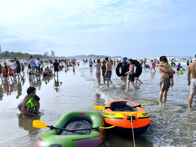 Bất chấp biển động, cả nghìn du khách vẫn nhảy trên sóng biển Cửa Lò tìm cảm giác mạnh - Ảnh 1.