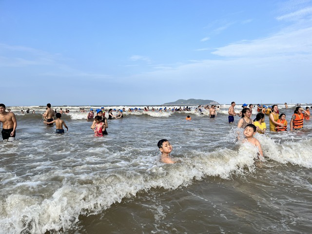 Bất chấp biển động, cả nghìn du khách vẫn nhảy trên sóng biển Cửa Lò tìm cảm giác mạnh - Ảnh 10.