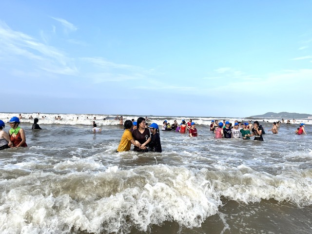 Bất chấp biển động, cả nghìn du khách vẫn nhảy trên sóng biển Cửa Lò tìm cảm giác mạnh - Ảnh 5.