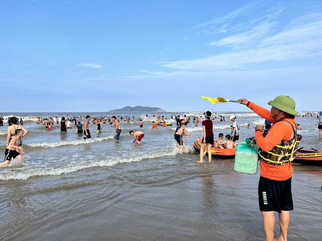 Bất chấp biển động, cả nghìn du khách vẫn nhảy trên sóng biển Cửa Lò tìm cảm giác mạnh - Ảnh 7.