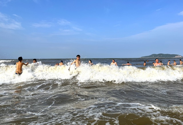 Bất chấp biển động, cả nghìn du khách vẫn nhảy trên sóng biển Cửa Lò tìm cảm giác mạnh - Ảnh 4.